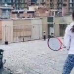 Giocano a tennis sui tetti dei condomini durante la quarantena