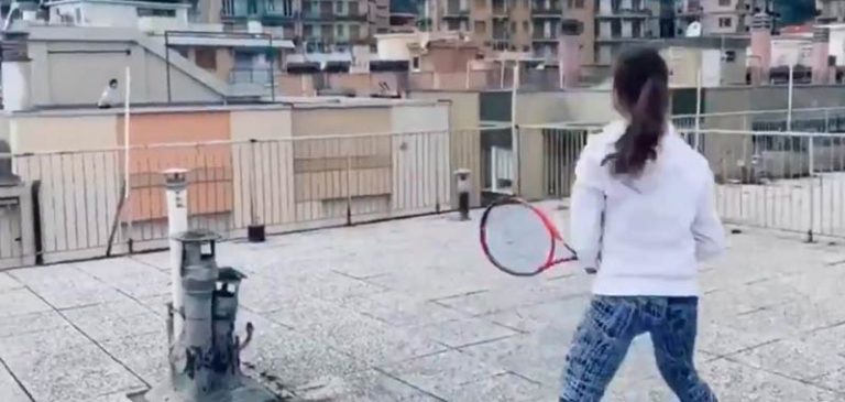Giocano a tennis sui tetti dei condomini durante la quarantena