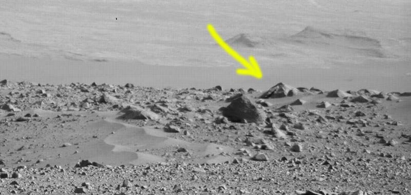 Marte in uno scatto due antiche piramidi
