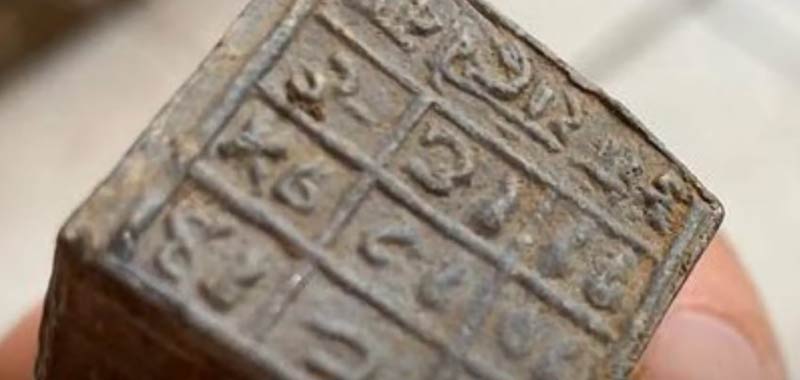60 cubi con iscrizioni misteriosi trovati da un pescatore