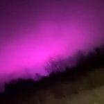 Cielo rosa incredibile fenomeno crea timore tra la gente