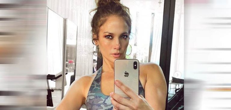 Jennifer Lopez, i fan notano un particolare inquietante in un selfie