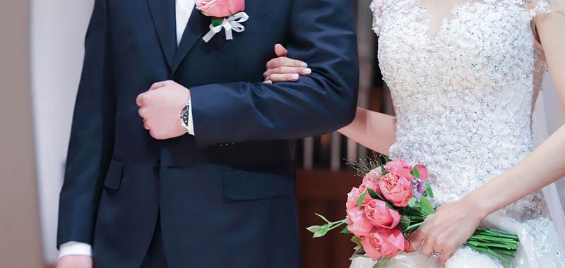 Sposo rifiuta un assurdo rituale alla prima notte di nozze