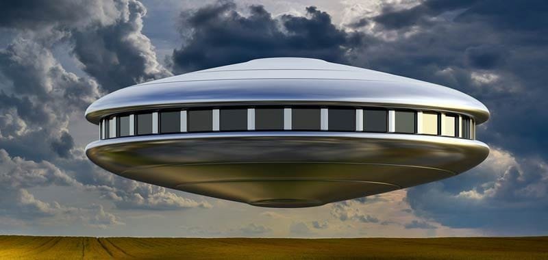 Ufo astronave aliena entra in una base vulcanica