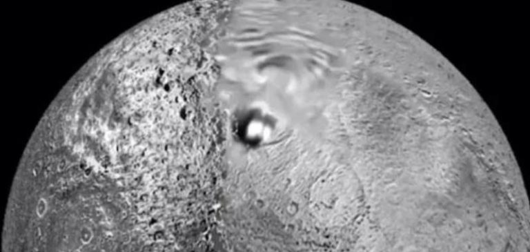 Base aliena sulla terza luna di Saturno, c’è una foto
