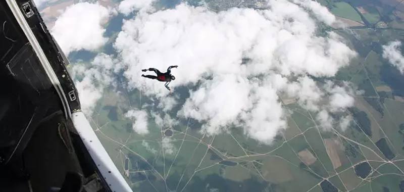 Ex paracadutista tenta lancio senza paracadute in acqua