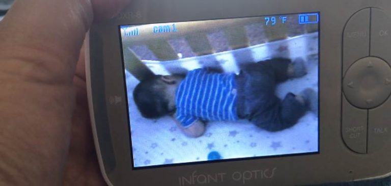 Figura inquietante appare nel monitor del neonato e lo sveglia