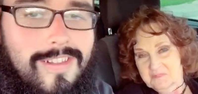 Lui 17 anni lei 71 si innamorano ad un funerale