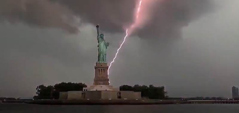 Spettacolare video fulmine colpisce la statua della liberta