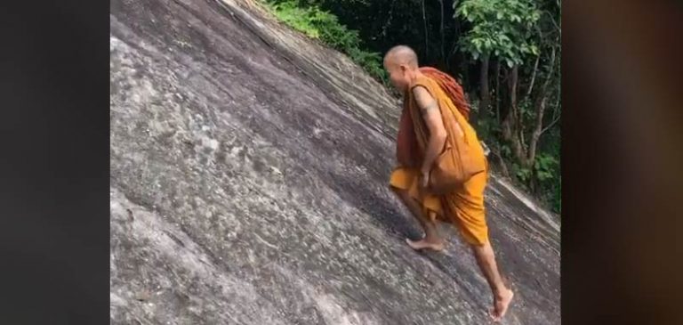 TikTok incredibile monaco buddista si arrampica sfidando la forza di gravità