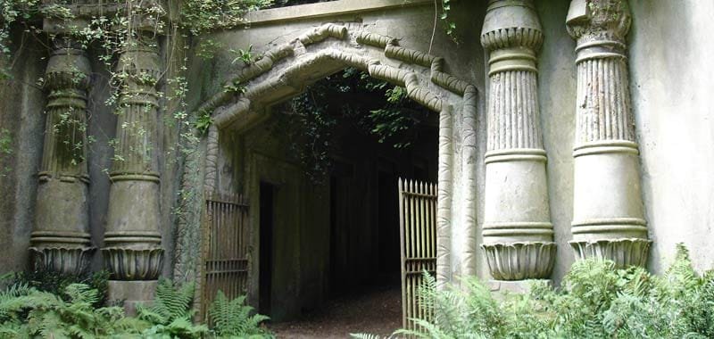 Trovato a vagare nel cimitero mesi dopo il suo funerale