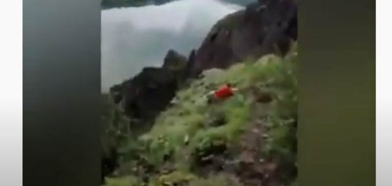 Video assurdo, per un selfie scivola dalla scogliera e muore
