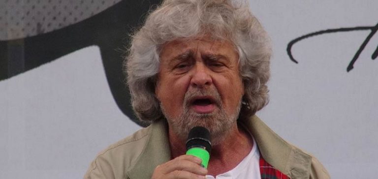 Beppe Grillo si schiera con Virginia Raggi