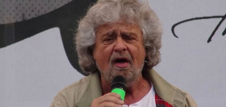 Beppe Grillo si schiera con Virginia Raggi