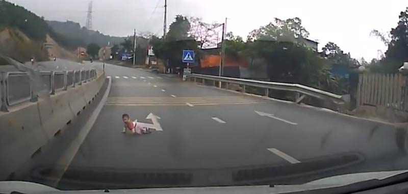 Bimbo piccolino esce di casa e gattona fino autostrada