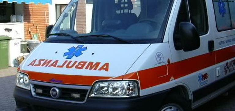 Crema, donna si dà fuoco mentre i passanti riprendono coi telefonini