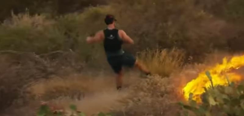Fa jogging in un incendio e vuole spegnere il fuoco con i piedi