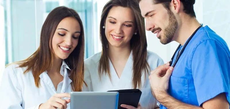 Il dottore le chiede di uscire paziente condivide i messaggi sui social