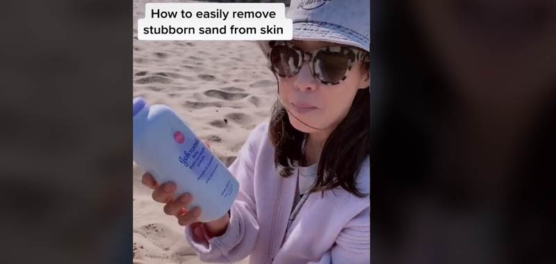 Mamma si inventa un trucco per rimuovere la sabbia dalla pelle
