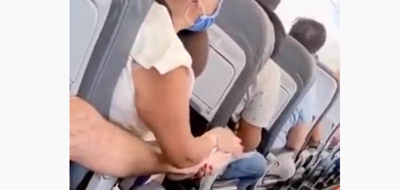 Massaggia i piedi in aereo piovono critiche sui social