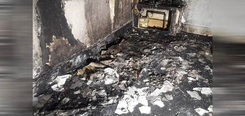 Proposta di matrimonio con le candele brucia appartamento