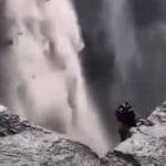 Strana creatura filmata su una cascata in Islanda