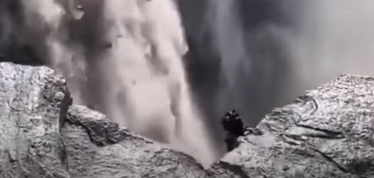 Strana creatura filmata su una cascata in Islanda