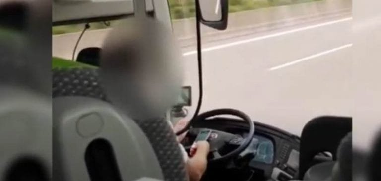 Autista flixbus guida con il cellulare in mano