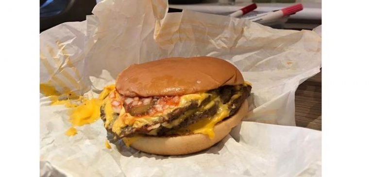 Fan scatenati contro il triplo cheesburger McDonald