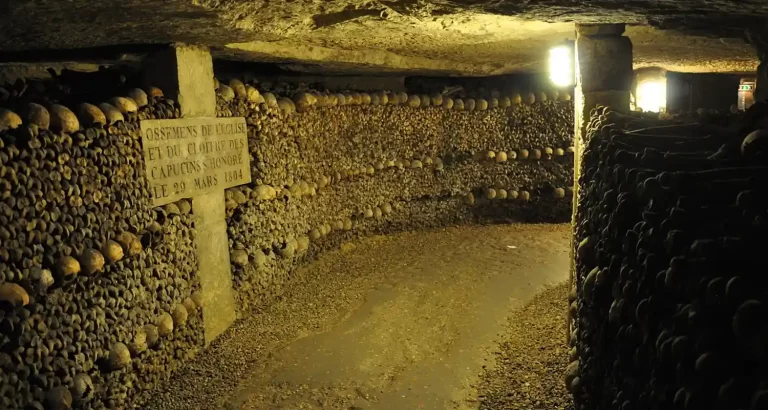 Parigi, utente google maps nota strana immagine nelle catacombe