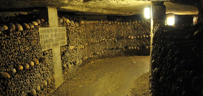 Parigi utente google maps nota strana immagine nelle catacombe
