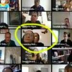 Politico finge di essere presente ad una riunione mettendo una foto