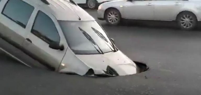 Russia, voragine improvvisa inghiotte un auto
