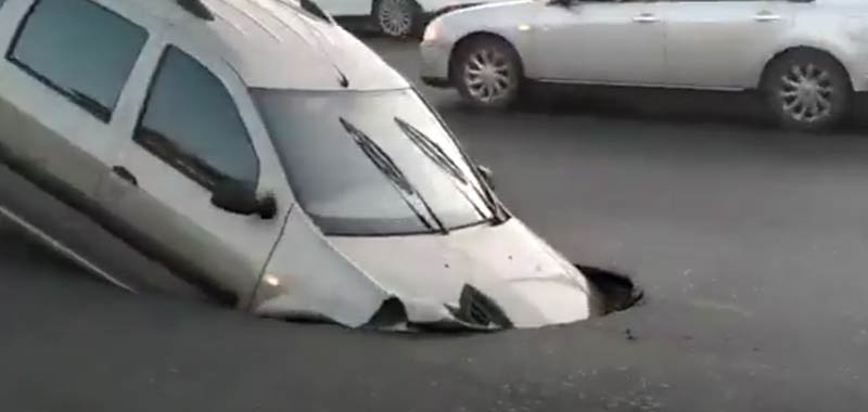 Russia voragine improvvisa inghiotte un auto