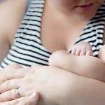 Scopre che la vicina di casa allatta il suo bambino la storia diventa virale