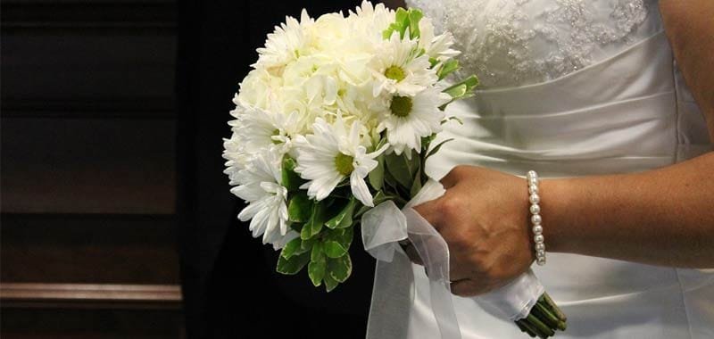 Sposa critica un invitato per il regalo troppo economico