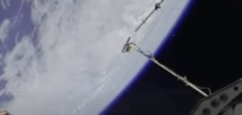 Strano velivolo avvistato accanto alla stazione spaziale ISS