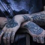 Troppi tatuaggi gli viene impedito di insegnare asilo