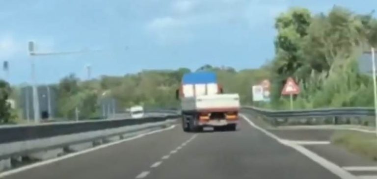 Follia in autostrada, camion procede a zig zag