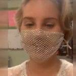 Lana Del Rey, mascherina a rete per incontrare i fan