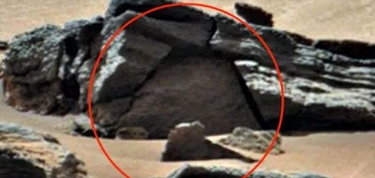 Marte: Ingresso di un tempio sul pianeta rosso?