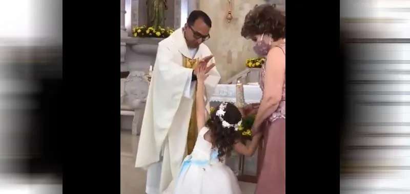 Sacerdote benedice e la bambina batte il 5