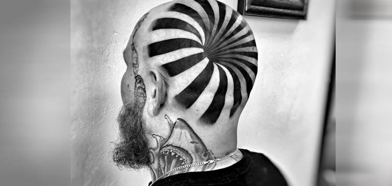 Tatuaggio crea incredibile illusione ottica