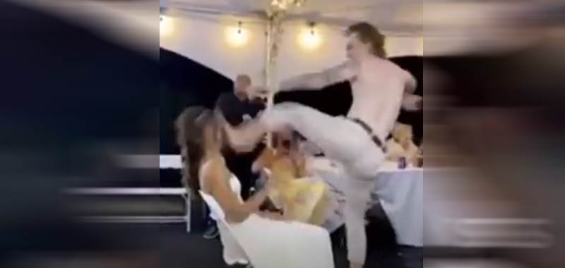 Fa una lap dance al matrimonio colpisce in faccia la sposa