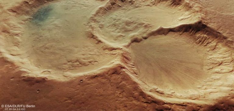 Marte, tre crateri che si intersecano fanno pensare
