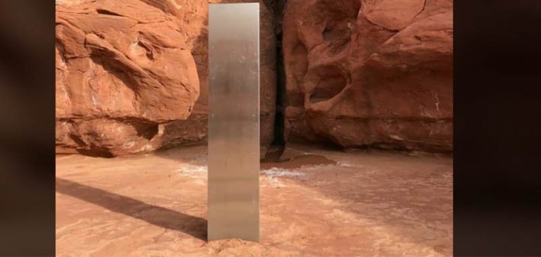 Misterioso obelisco metallico ritrovato nel deserto