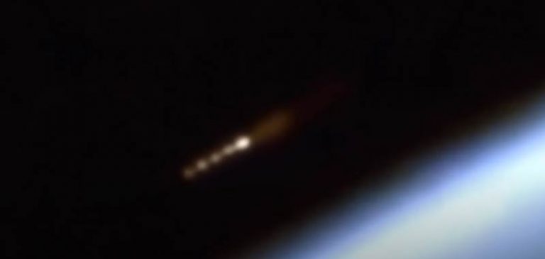 Misterioso oggetto sfreccia davanti alla ISS