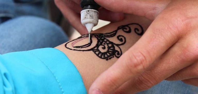 Si fa tatuare il nome dell’ex prima del matrimonio