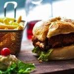 Si finge FBI per mangiare hamburger gratis