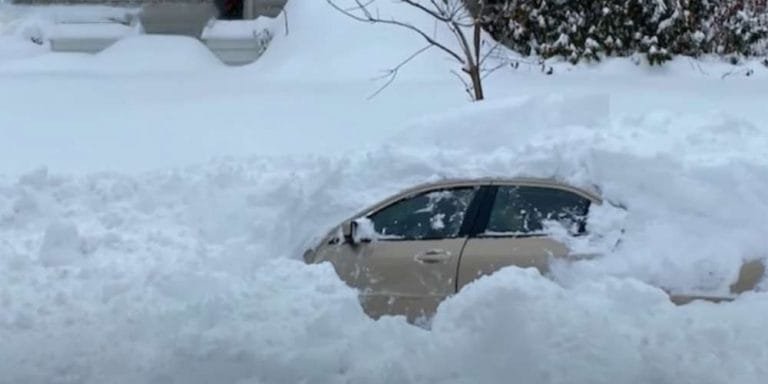 10 ore sepolto sotto la neve con la sua auto, riesce a salvarsi